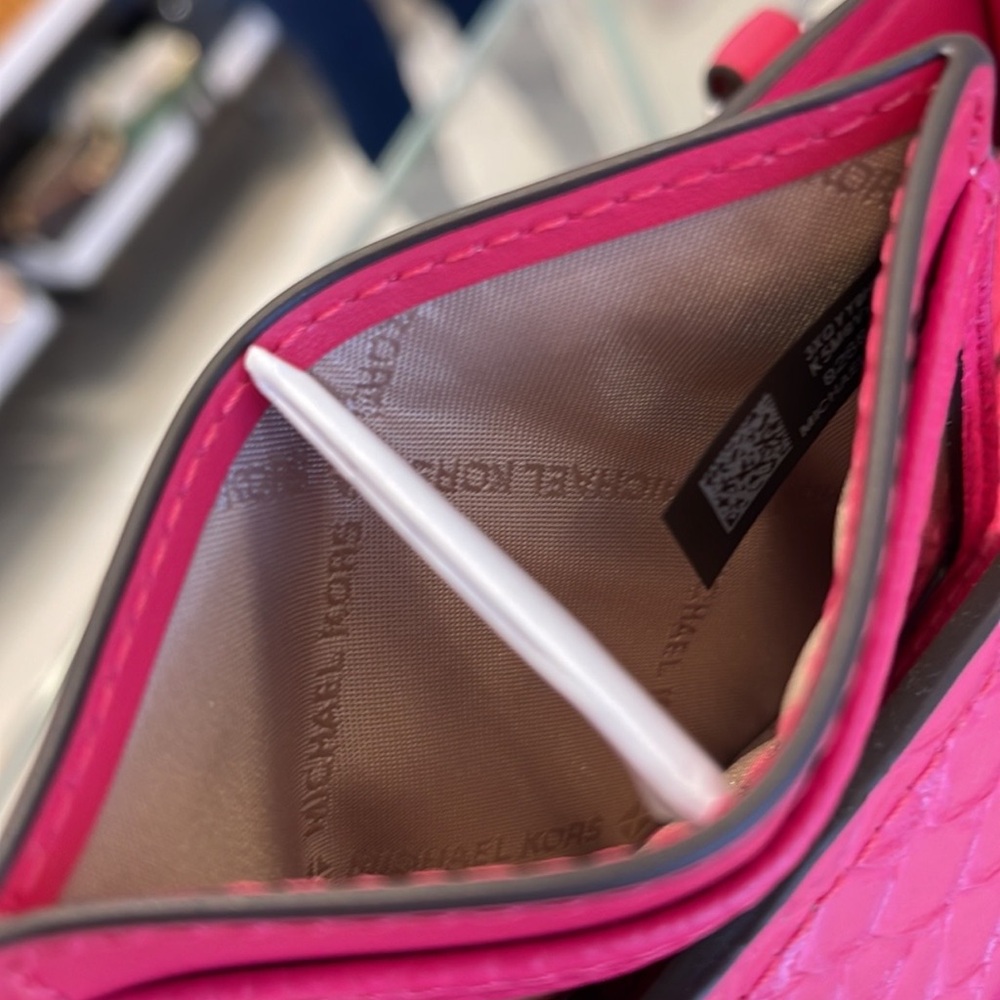 MICHAEL KORS
Large Pebbled Leather Card Holder Case
Electric Pink 
NWT - Picture 7 of 16